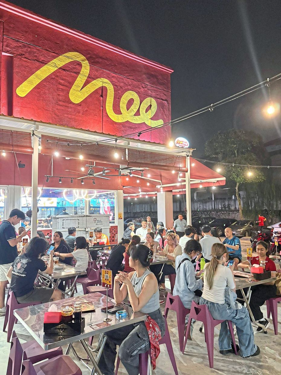 While mamaks used to be the main supper option for young people, mee tarik has become increasingly attractive as outlets tend to stay open until at least 2am. — Mee Tarik Jalan Sultan