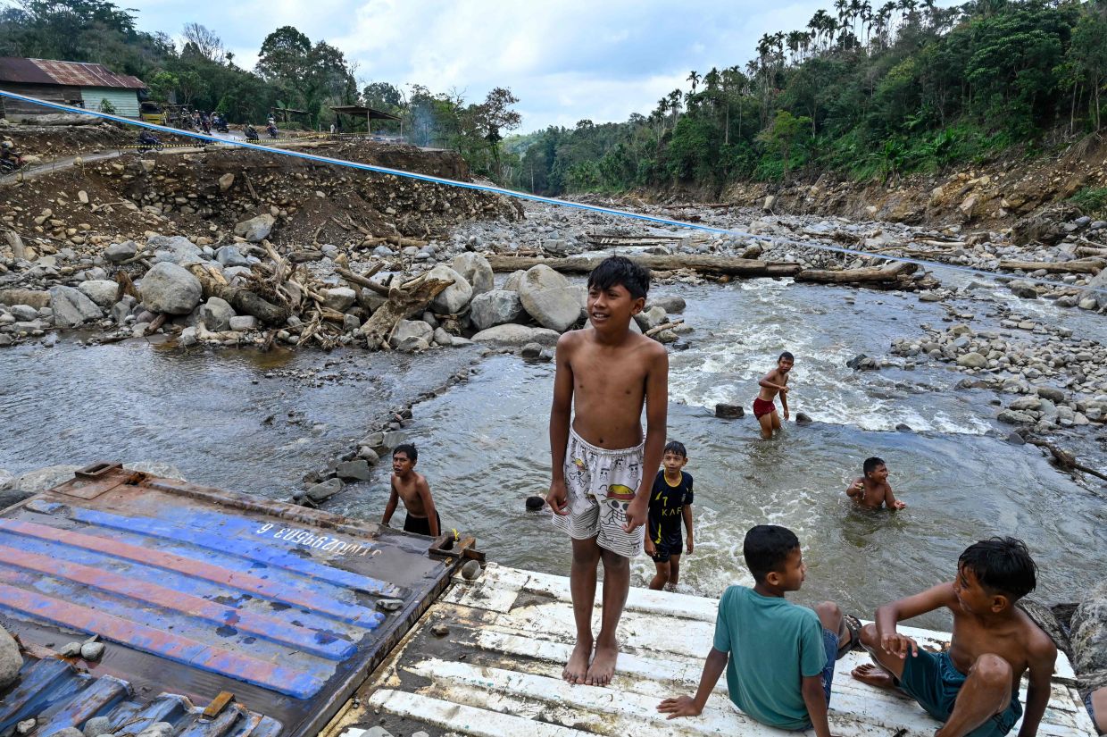 Sumatra floods: Over 64,000 evacuees return home as conditions improve