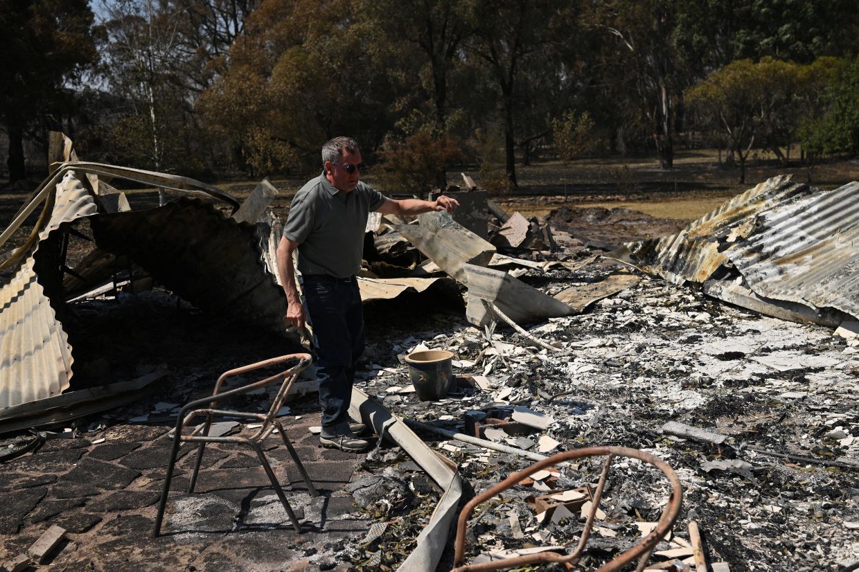 Australia warns of floods, fires after cars washed away
