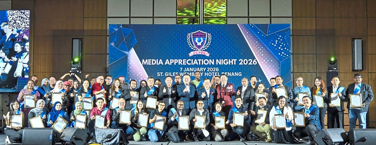 The VIPs with Penang media members holding certificates of appreciation. — Photos: CHAN BOON KAI/The Star 