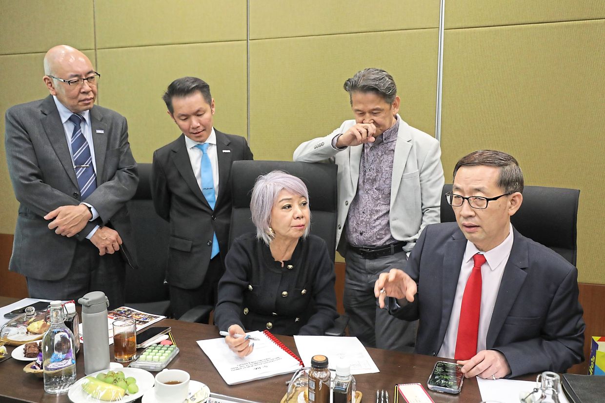 SOBA chief judges conferring on the results during the juidging session.