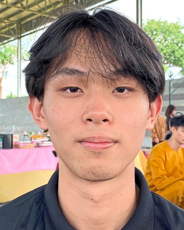 Woo says an outdoor setting makes reading more fun.