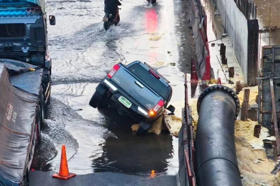 Road collapse causes major jams en route to Bangkok after a pick-up falls into sinkhole