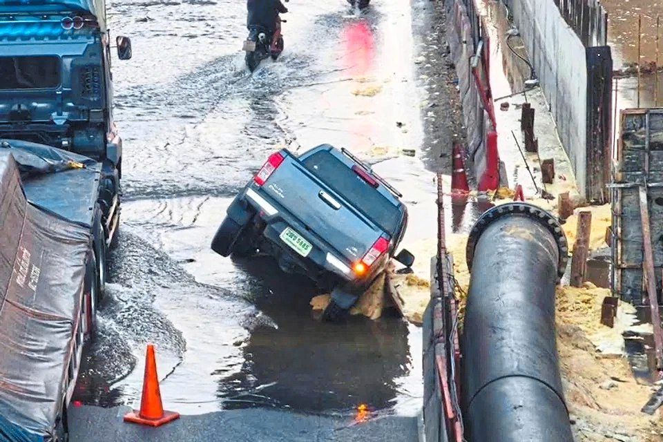 Road collapse causes traffic snag after pickup falls into sinkhole