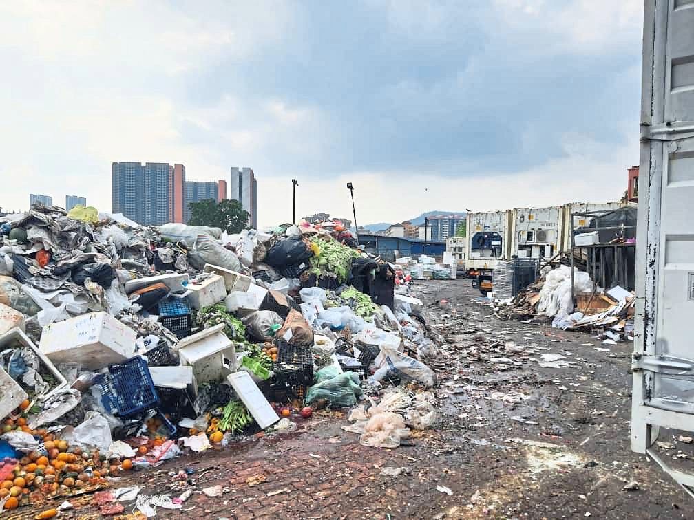 A heap of rubbish piling up near Batu, where residents are left dealing with overflowing waste and odour. — Courtesy photo