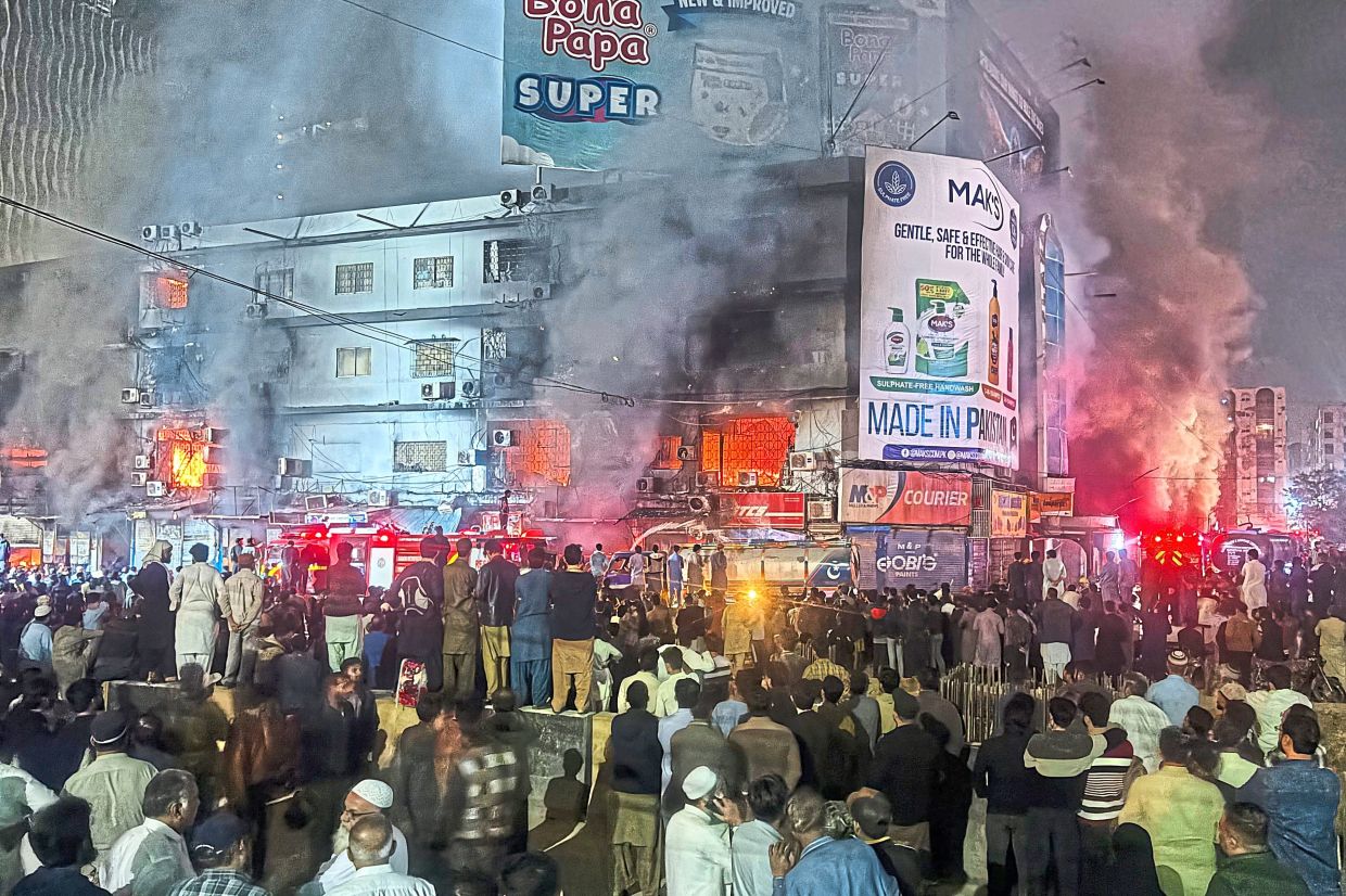 Deadly blaze rips through Karachi shopping mall