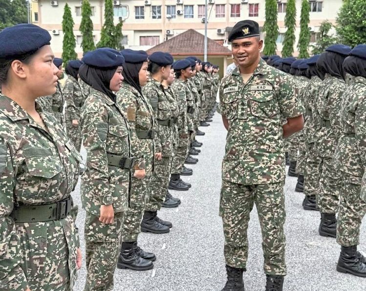 Intake rush: A filephoto showing a trainer inspecting the trainees during their national service training.