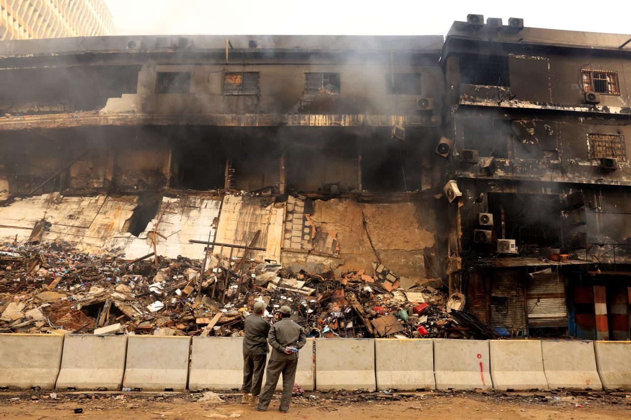 Death toll in Pakistan shopping mall fire climbs to 14 with dozens missing