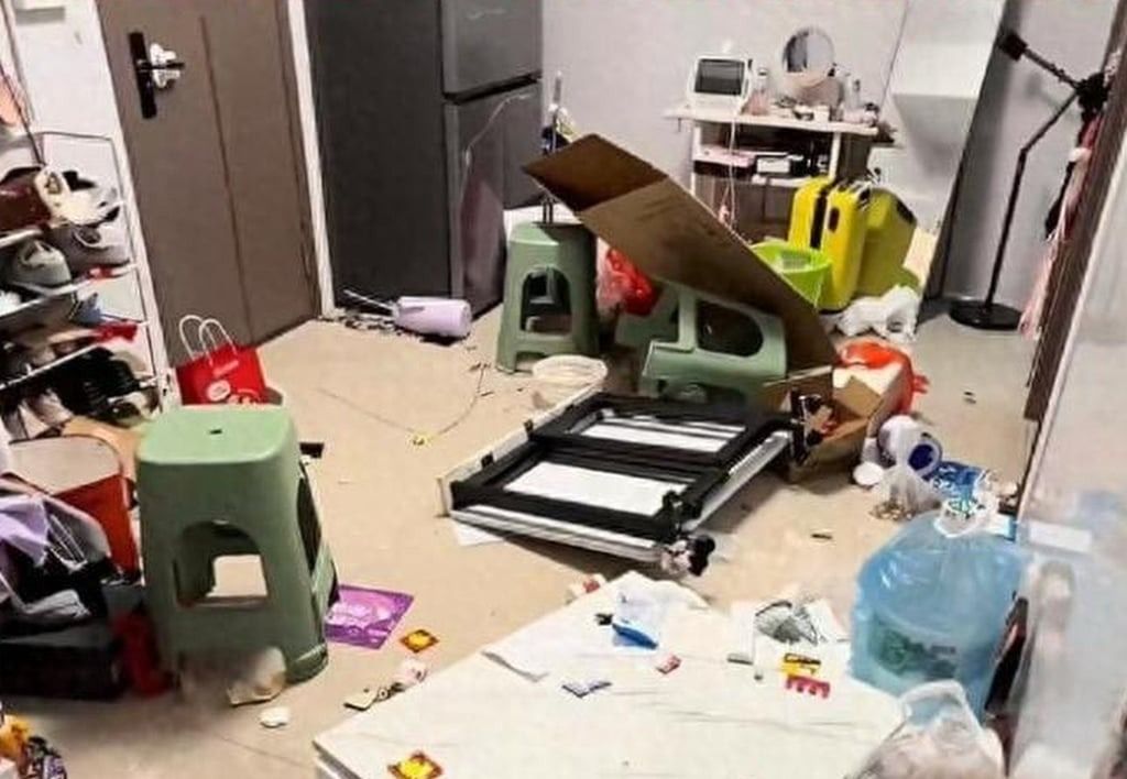 The husband’s angry rampage left the couple’s flat, above, in a state of chaos. - Photo: 163.com