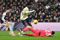 Soccer-Everton's Thierno Barry puts dent in Aston Villa's title hopes