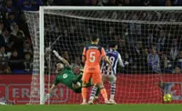 Soccer-Real Sociedad stun Barcelona 2-1 to end leaders' winning streak