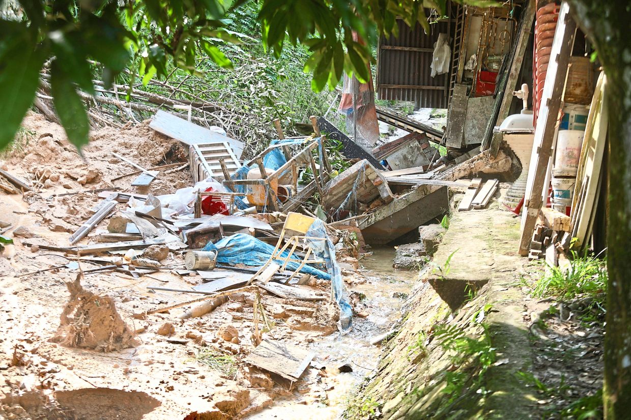 Broken pipe cause of Bkt Teratai slope erosion
