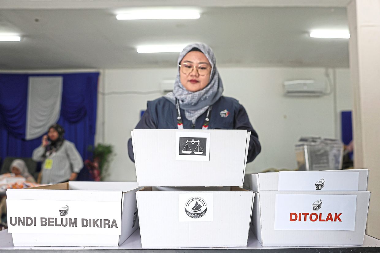 Young voters torn between Barisan and Warisan