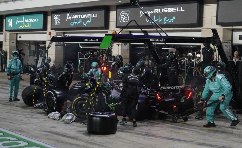 Motor racing-Mercedes F1 says top designer Owen to leave team