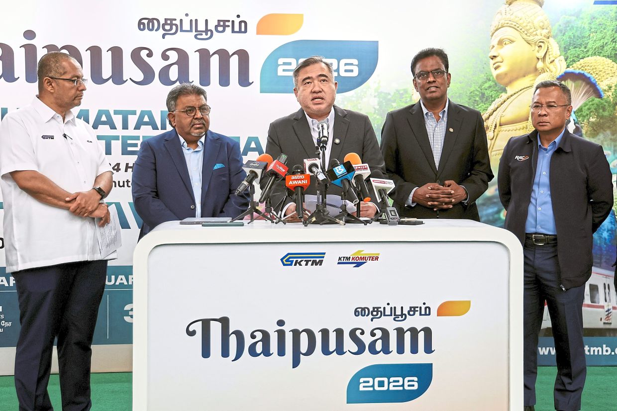 Festive perks: Loke (centre) speaking during a KTM Komuter service press conference at KL Sentral in Kuala Lumpur. Also present are (from left) KTMB group chief executive officer Datuk Azlan Shah Al Bakri, KTMB chairman Datuk Ahmad Redza Abdullah, Transport Ministry Secretary General Datuk Jana Santhiran and Railway Assets Corporation chief executive officer Datuk Azhar Ahmad. — YAP CHEE HONG/The Star