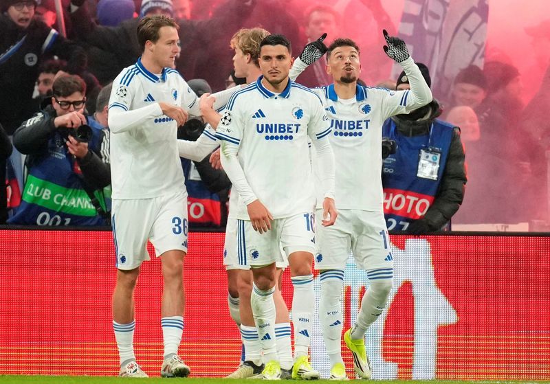 Ten-man Copenhagen secure draw against Napoli with Larsson goal