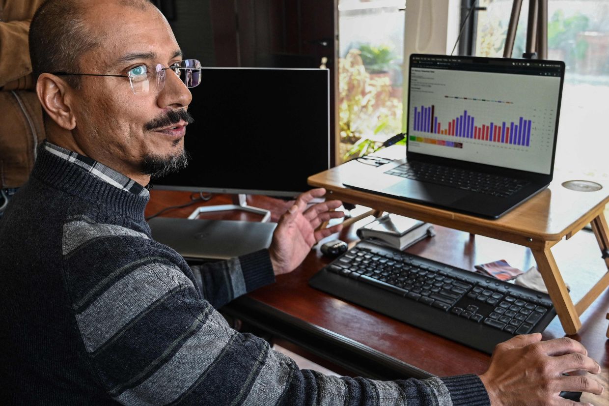 With monitors and lawsuits, Pakistanis fight for clean air