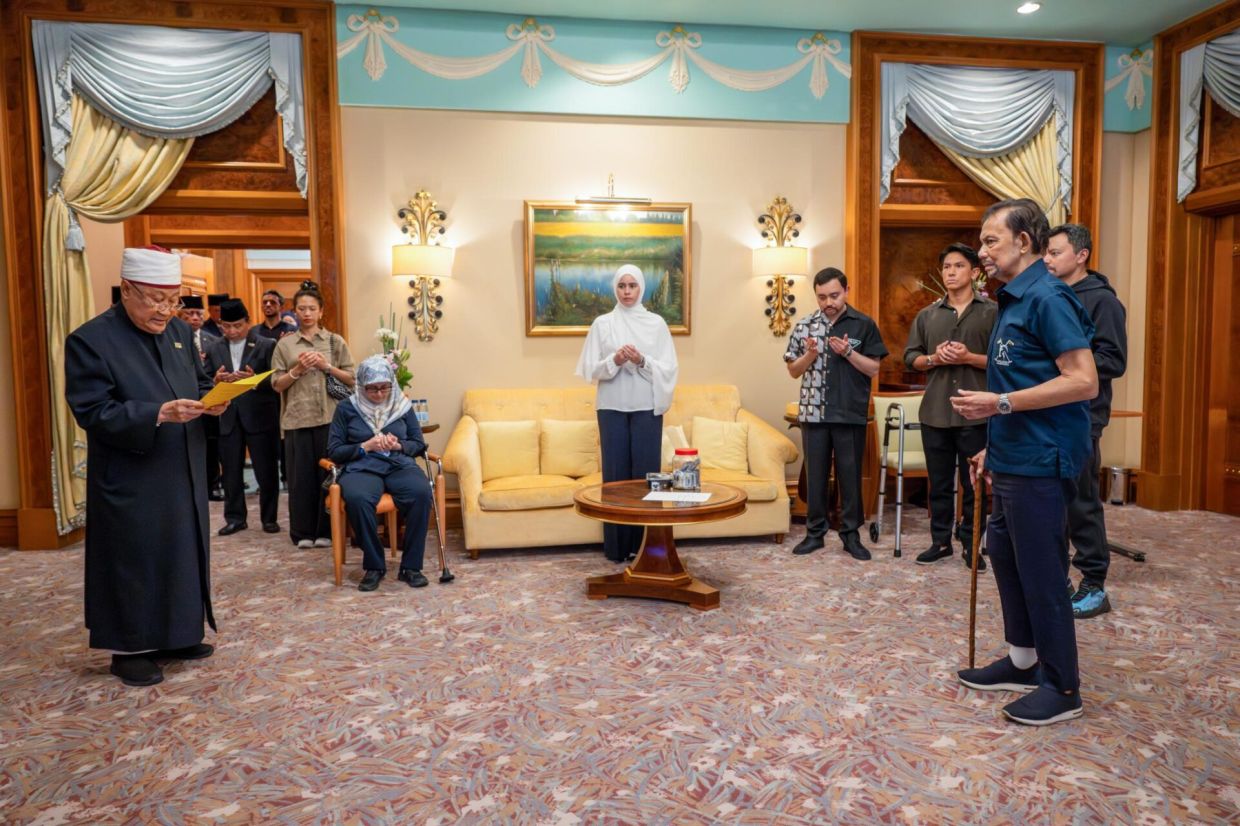 His Majesty The Sultan and Yang Di-Pertuan of Brunei Darussalam and members of the royal family during the Doa Selamat. - Photo: Infototo