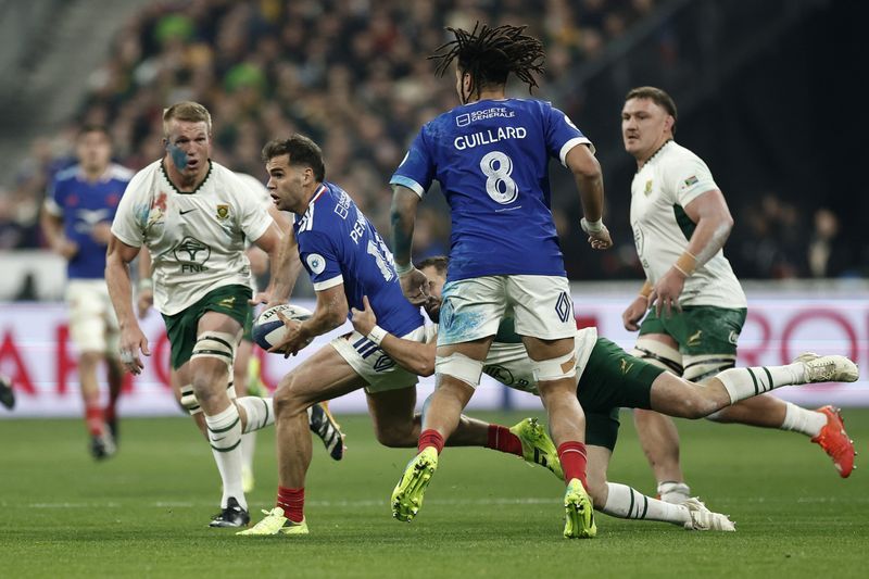 Rugby-Penaud out of France squad in sweeping changes for Six Nations, Dupont back