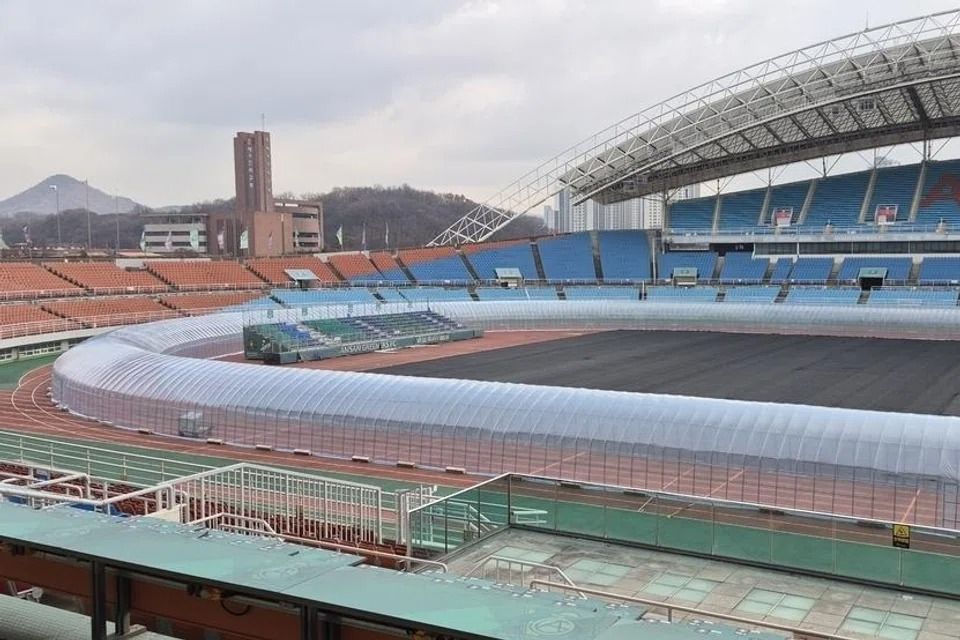 Even in bitter cold, S. Korean runners keep going, thanks to greenhouse tracks