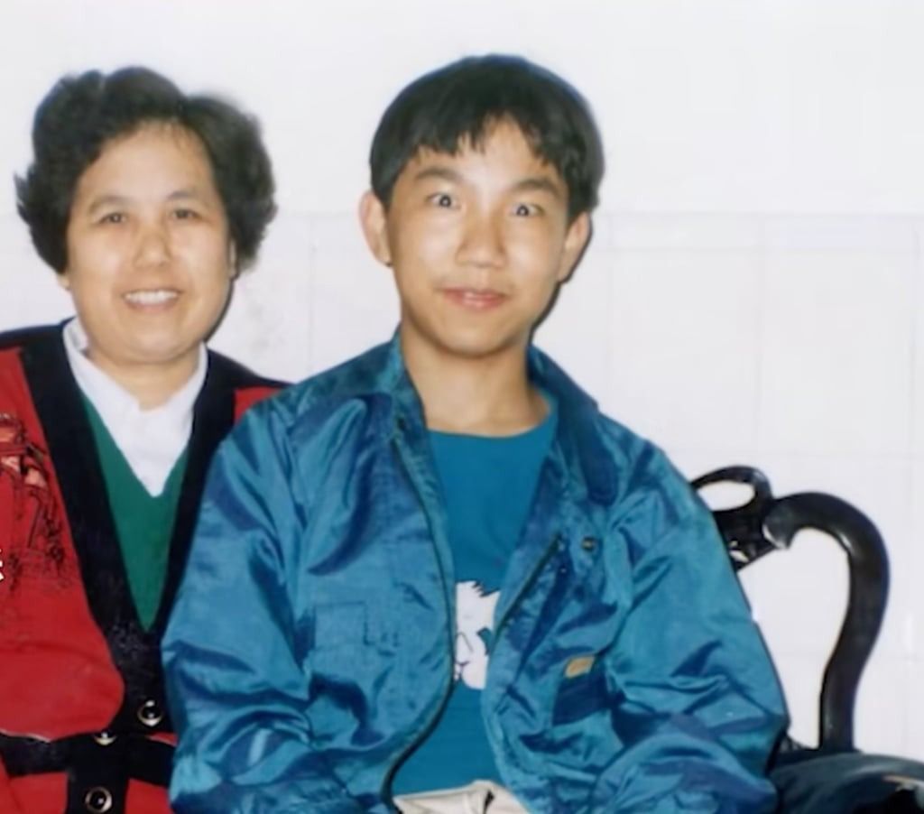 Huang pictured with his mother, Ye Jindi, when he was a younger man. - Photo: QQ.com