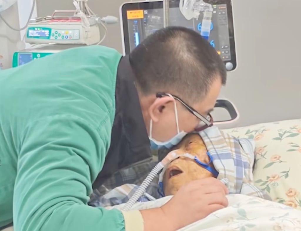 Huang kisses his mother farewell as she lies in her hospital bed. - Photo: QQ.com