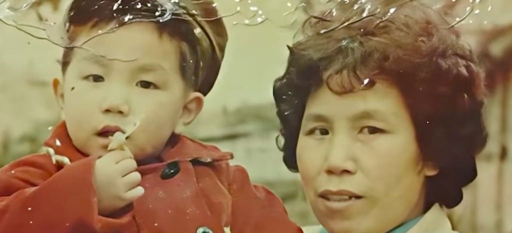 Huang and his mother when he was a toddler. His father died when he was 13 years old. - Photo: QQ.com