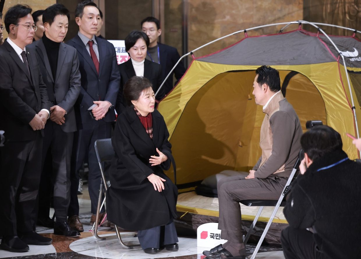 Main Opposition party rep stops hunger strike after former South Korean President Park Geun-hye’s visit