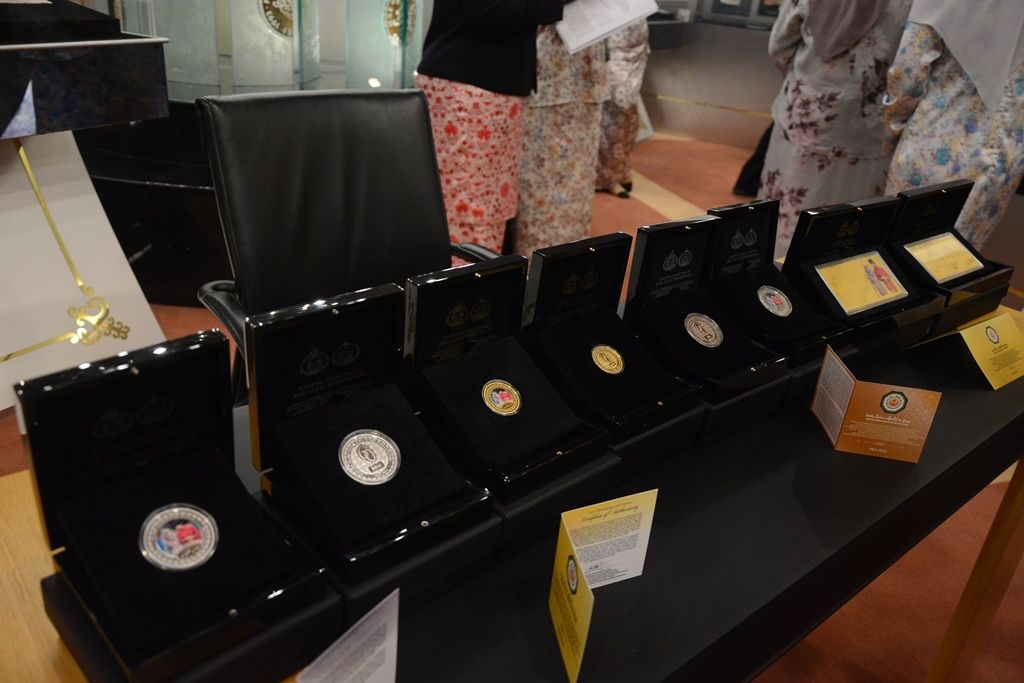 Limited-edition commemorative coins, gold foil for Brunei Ruler's Diamond Jubilee Wedding Anniversary