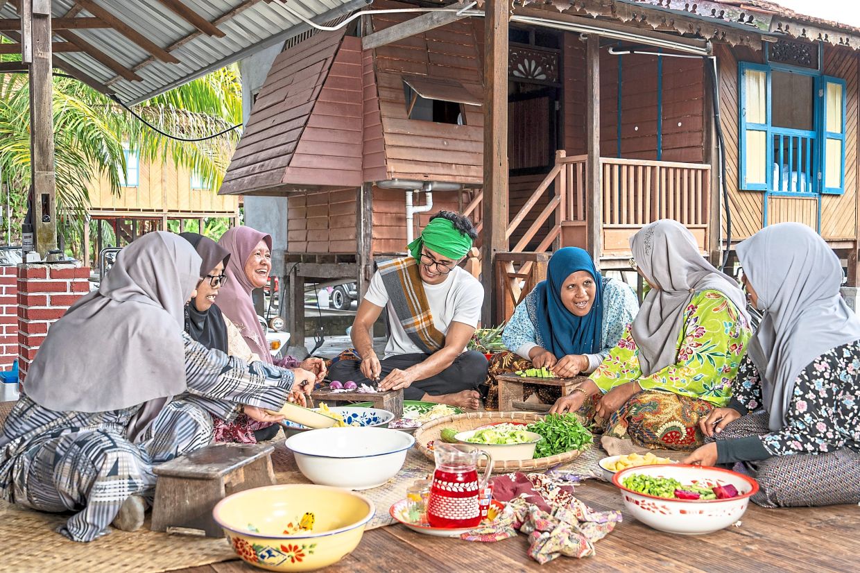 参加由社区主持人带领的导游,了解当地习俗,例如热旺。