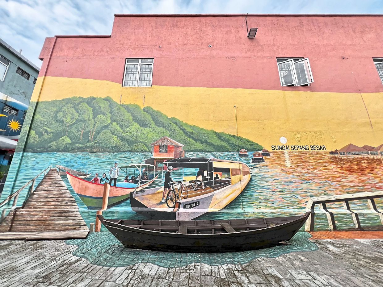 双溪雪邦大沙 (Sungai Sepang Besar) 在雪邦的彩色壁画中永垂不朽。 — GISELE SOO/《星报》