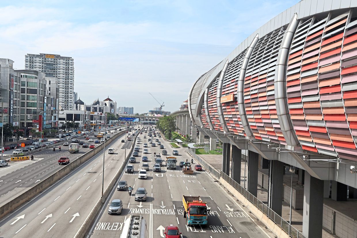 Residents worry about worsening traffic congestion in Puchong, including along main roads like LDP.