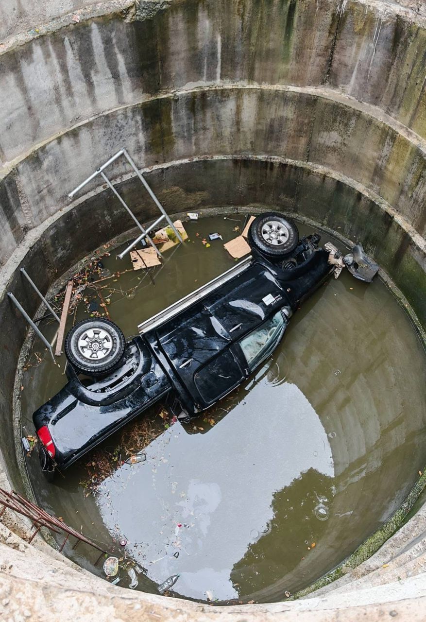 The car which fell into the jacking pit.