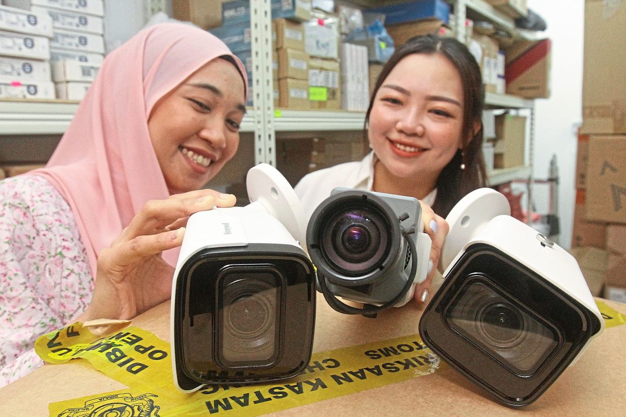 Senior purchasing executive Lim Sue Chin and purchasing officer Nur Anis Shazwani Shamsudin checking out some of the company’s products — Photos: LIM BENG TATT/The Star