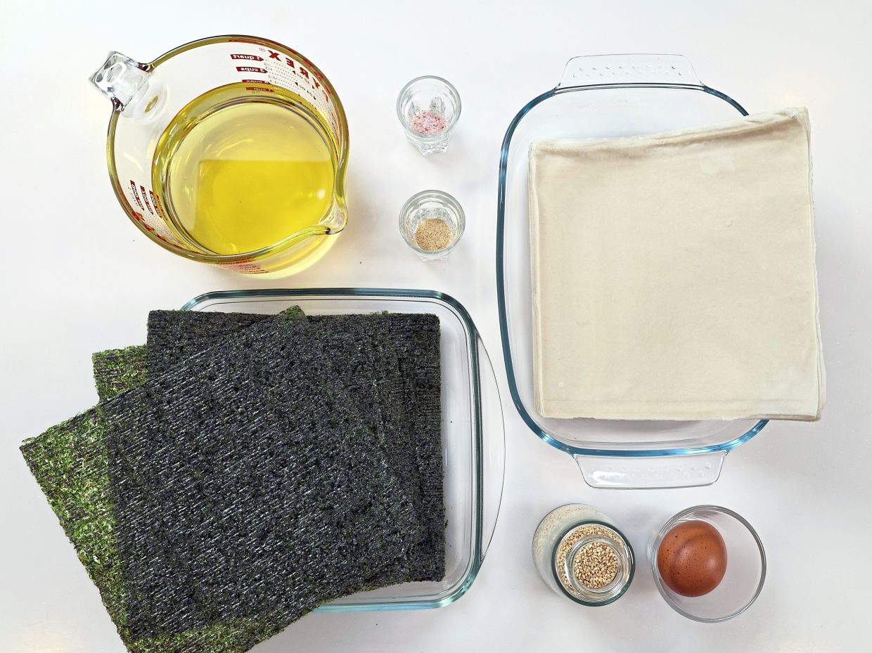 Besides seasoning the egg batter with salt and onion powder, you may also add garlic powder, chilli flakes or wasabi to create different flavours of seaweed chips.— Photos: CHAN TAK KONG/The Star