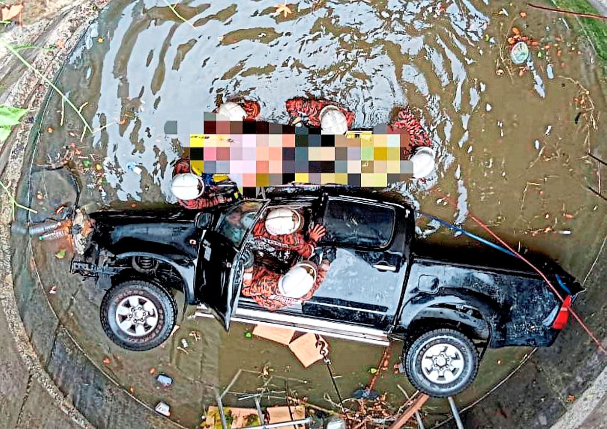 4WD falls into open sewer pit, killing one
