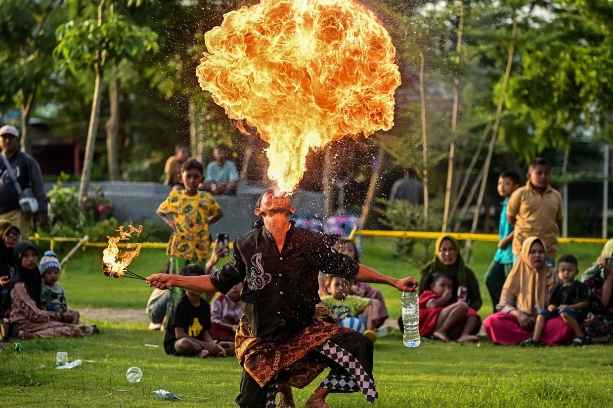 A Reog Ponorogo dancer performs during an earth alms ceremony at a park in Surabaya on Saturday, January 24, 2026. -- Photo by JUNI KRISWANTO / AFP