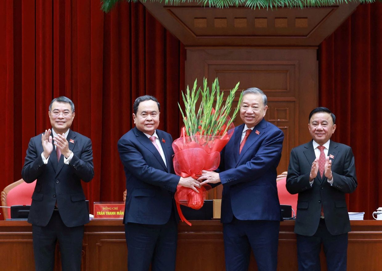 Vietnam's Communist Party General Secretary To Lam receives flowers from National Assembly Chairman Tran Thanh Man after he was elected as General Secretary of the 14th Party Central Committee during its first meeting in Hanoi, Vietnam. -- Photo: VNA/REUTERS 