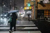 Heavy snow continues to fall on Sea of Japan coast; three people confirmed dead and another 12 reported injured