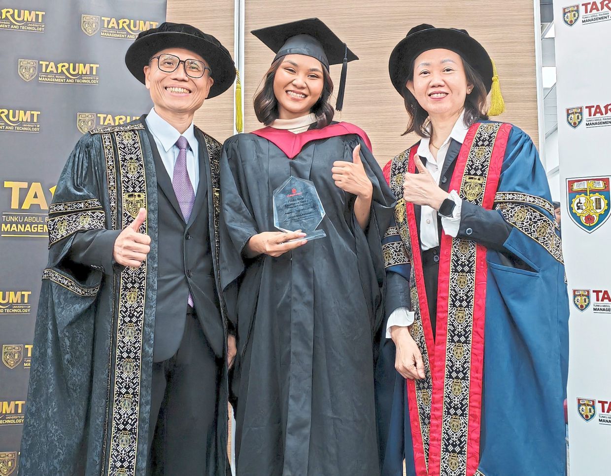 TAR UMT duo celebrate hard-won degrees