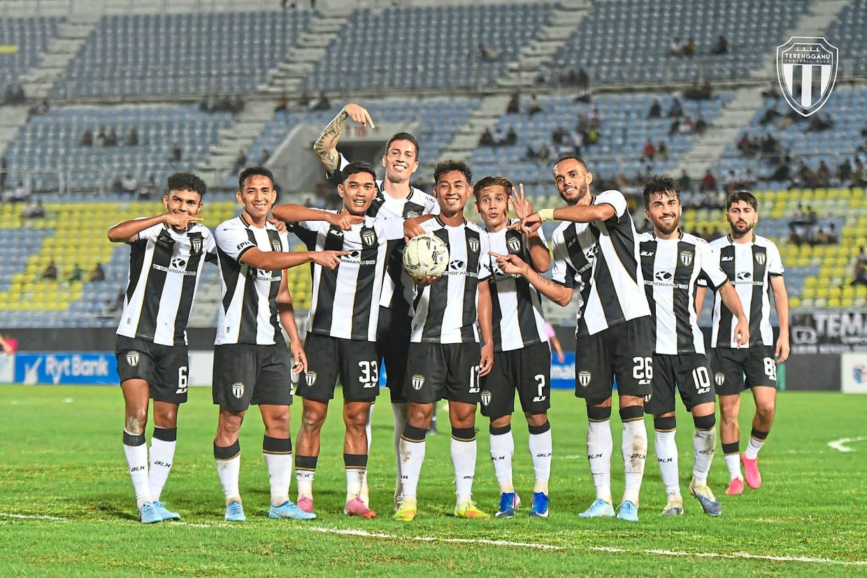 A turning kick for Shakir