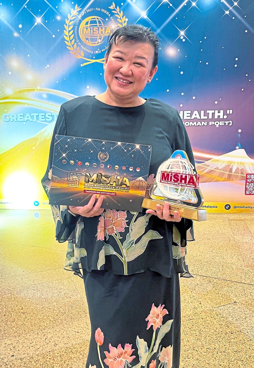 All smiles: Ng received the Misha Anugerah Pena Emas. — ARFA YUNUS/The Star