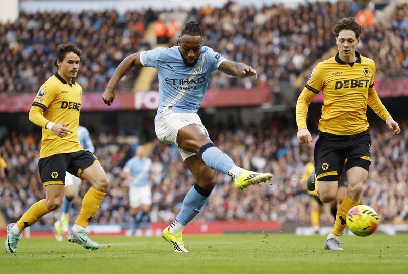 Soccer-Man City back on track with win over Wolves, West Ham continue revival