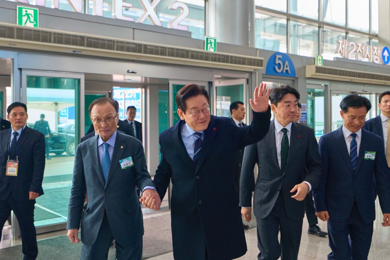 Lee Hae-chan, executive vice chair of the Peaceful Unification Advisory Council, walks hand in hand with President Lee Jae-myung toward the venue of the launch meeting of the council’s 22nd term at KINTEX in Goyang, Gyeonggi Province, on Dec. 2, 2025. -- Photo: Cheong Wa Dae-Yonhap via The Korea Herald/Asia News Network