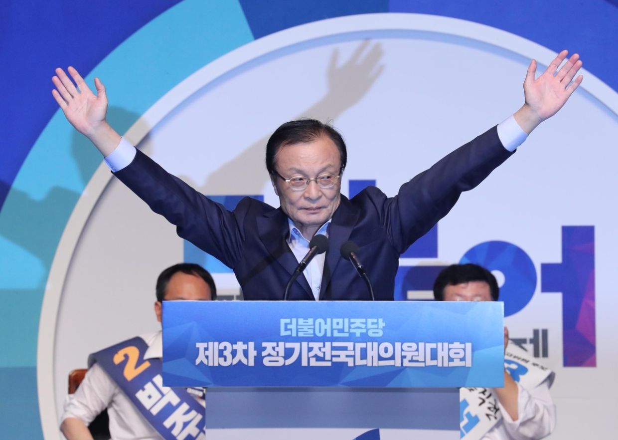 Lee Hae-chan, newly elected leader of the Democratic Party, greets delegates at the party’s national convention at the Olympic Gymnastics Arena in Seoul on Aug. 25, 2018. -- Photo: Yonhap via The Korea Herald/Asia News Network
