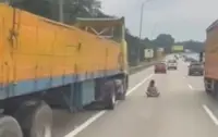 QuickCheck: Did a man cause a traffic jam by sitting in the middle of a highway?