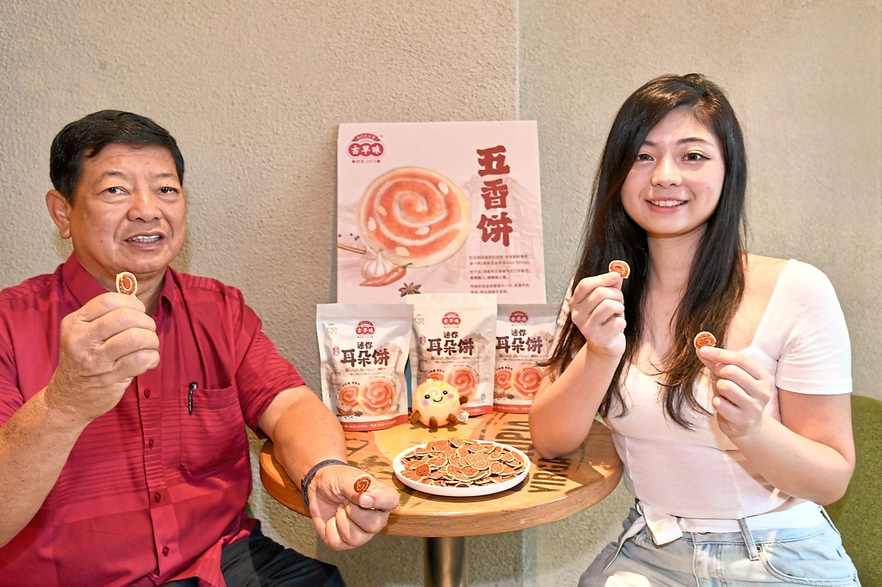 Teck Chuan (left) and Liza with Koza’B Mini Spiced Wheel Cookies.