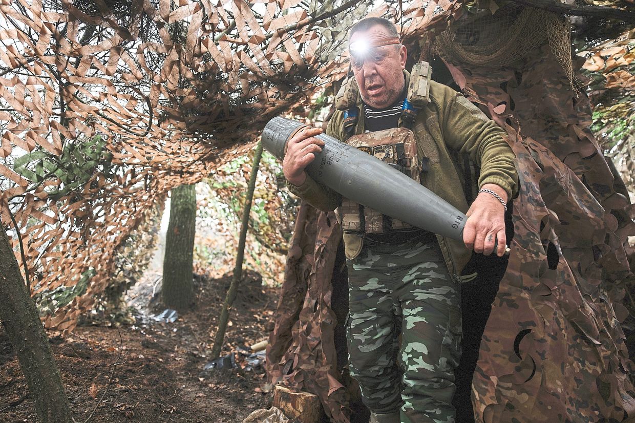 A Ukrainian artillery unit prepares to fire at Russian positions near the frontline city of Pokrovsk in the Donbas region of Ukraine, Dec 21, 2025. — Tyler Hicks/The New York Times