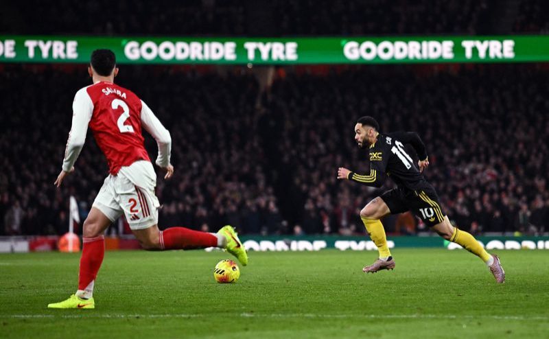 Soccer-Man Utd stun leaders Arsenal to open up title race