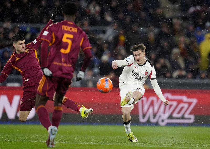 Soccer-Milan held by Roma to leave Inter five clear at Serie A summit